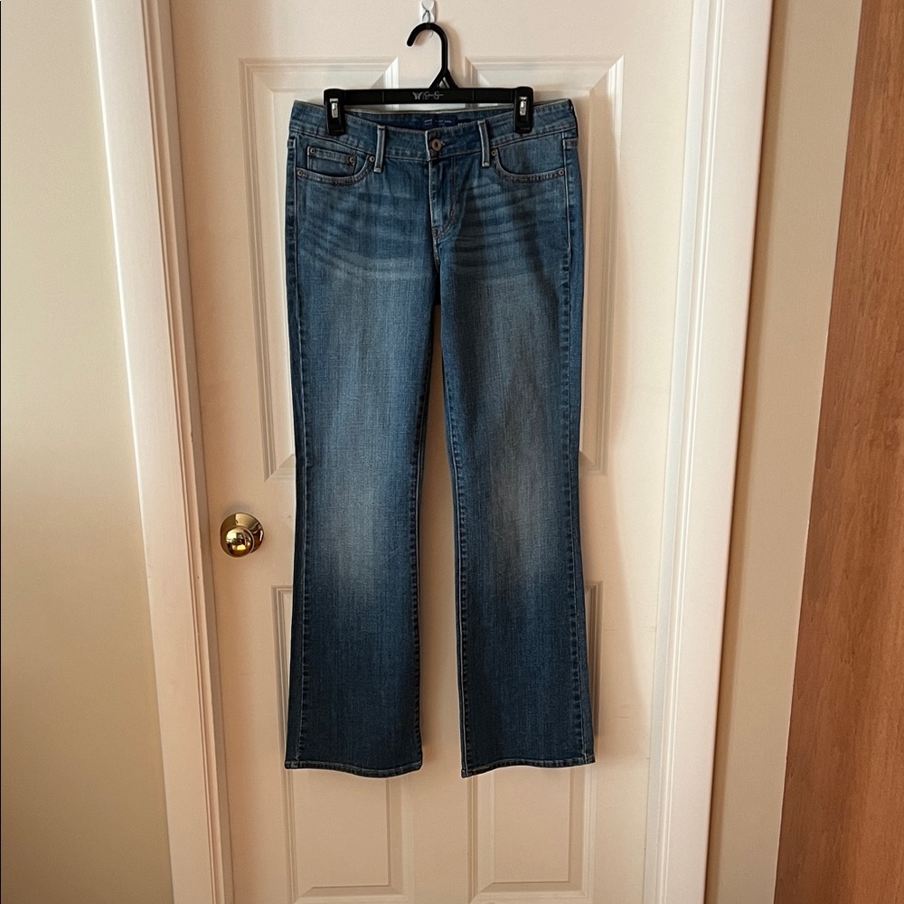 Levi’s San Francisco, “Slight Curve Classic Boot Cut”, woman’s. Size 28/6.